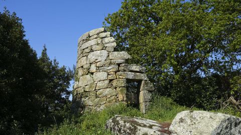 Ruinas del molino de viento de Navia, en A Torre.