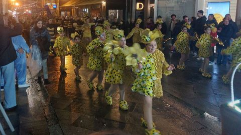 Ritmo y calor para desafiar a la lluvia en el desfile de entroido de O Carballi�o