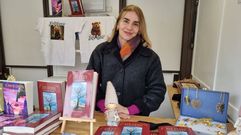 Mercedes Barros con varios ejemplares de la antolog�a solidaria �Ave F�nix. La tierra renace�.