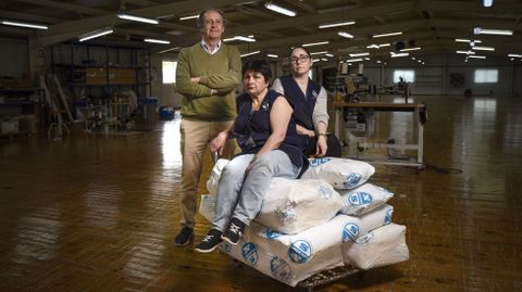 Amalia y Vanesa, trabajadoras de la fbrica, con el director, Pedro.