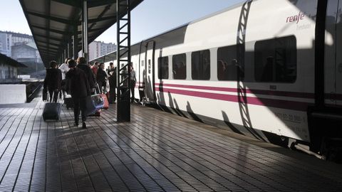 El Trenhotel a Barcelona saliendo de la estacin de Lugo en abril del 2015