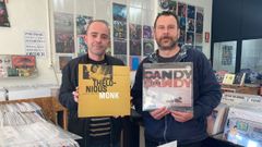 Antonio Men�ndez (i) y Alberto Izquierdo (d) llevan casi 30 a�os vendiendo y coleccionando discos de vinilo. A d�a de hoy est�n al frente de Discos Alta Fidelidad, una de las �ltimas tiendas de LP en Oviedo