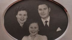 La familia Díaz Corral de Narón: en la foto aparecen Binucha Díaz Corral, su marido José Manuel Cores Martínez y su hija María Benigna Cores Díaz