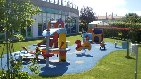 Las zonas exteriores estn muy bien equipadas, cuentan con juegos homologados y adaptados a las edades de los pequeos.