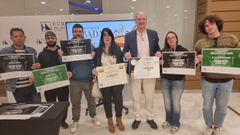 Personal del restaurante La Cantina Sixtina, de Oleiros, con los premios a sus cachopos y fabadas