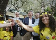 Alfonso Rueda brind� ayer en A Calzada con Gil de Araujo y Luis Aragunde. 