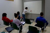 Una profesora da clase a universitarios en Idea Educacin Integral.
