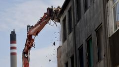 Comienza la demolicin de un edificio en Meicende