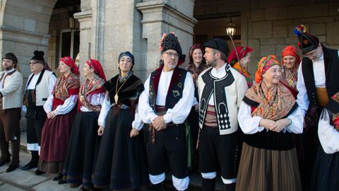 Desfile de traje tradicional gallego en el Domingo das Mozas