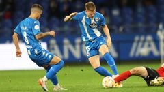 Ra�l Carnero trata de avanzar con el bal�n durante el partido contra el Sanse