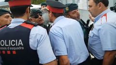 Los Mossos D'Esquadra se encaran con la Guardia Civil