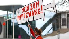 Un hombre, protestando en Alemania contra la vacunaci�n obligatoria