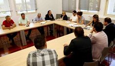 Regidores dezanos y del consorcio Conca do L�rez, reunidos con t�cnicos de la Diputaci�n ayer.