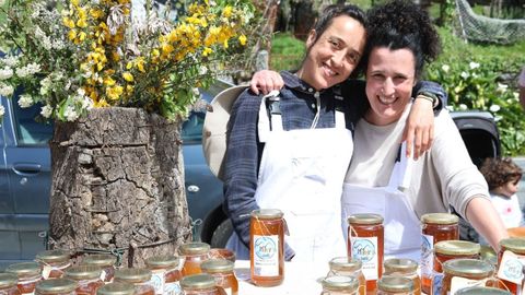 La viguesa F�tima Est�vez (derecha) y su socia Melissa Ter�n en Meleiras do Su�do, elaboran en Fornelos una variedad de silva que demuestra que entre las zarzas hay oro, defienden la importancia de las abejas y divulgan la apicultura sostenible