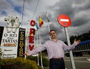 Carlos Folgueira, ante el conocid�simo negocio que regenta a la orilla de la carretera.