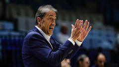 Luis Casimiro en el partido ante el Manchester de los cuartos de final del clasificatorio para la BCL