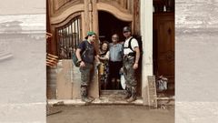 Jacobo Montejo y uno de sus amigos, junto a Pilar Bou y Antonio Escarlich en su casa de Masanasa.