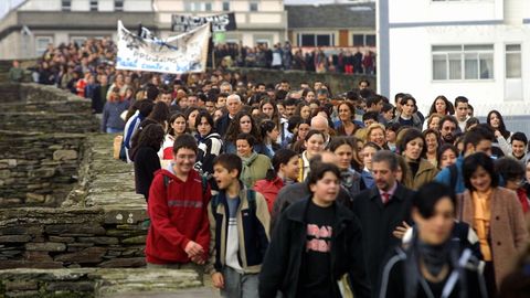 Cientos de estudiantes salieron por el adarve de la Muralla el 20 de diciembre del 2002 para exigir responsabilidades por el Prestige