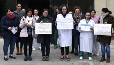 Concentraci�n a las puertas del Virxe da Xunqueira de Cee ayer a mediod�a. 