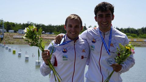 Adrián Sieiro, a la izquierda, con Daniel Grijalba, plata en el C2 500
