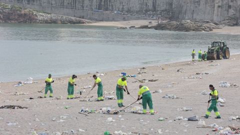 Limpieza de las playas en A Coru�a tras la noche de San Xo�n