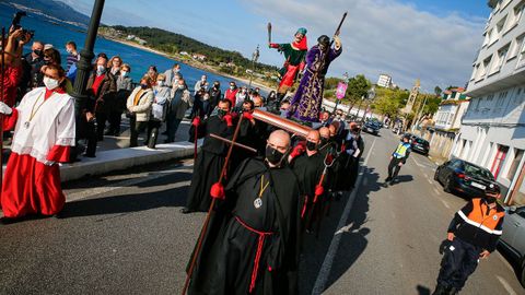 Los sonenses salieron a contemplar el paso de una procesin que parti de la iglesia parroquial para llegar a la capilla de A Atalaia.