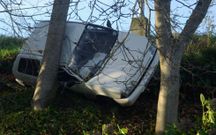 El coche qued� atrapado en a unos �rboles de la N-VI. 