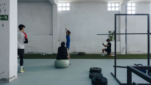 Sesión de entrenamiento de gimnasio de la plantilla de la UD Ourense en el crossfit Enxebre de Coles.