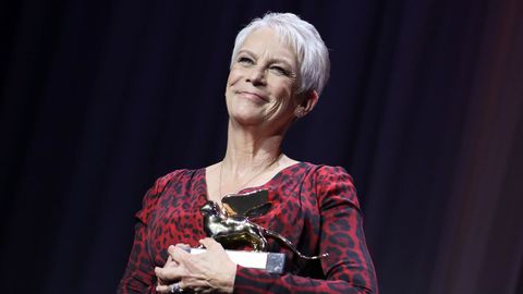 Jamie Lee Curtis, de nuevo en la saga Halloween, agradeciendo su Le�n de Oro honor�fico.