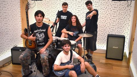 Integrantes de Crowded. Delante Gael y Hugo (guitarristas), detrs Nico (batera), Santi (bajista) y Joaqun (vocalista)