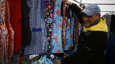 Antonio Casal, que lleva 24 años vendiendo ropa laboral, cree que el mercado de Viveiro sería más potente si tuviese una ubicación más céntrica (muelle o Lodeiro) y se fusionase con el mercado de comida (frutas, verduras, carne...) de los jueves