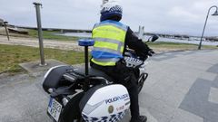 Agente motorizado de la Polic�a Local de Cambados de patrulla.