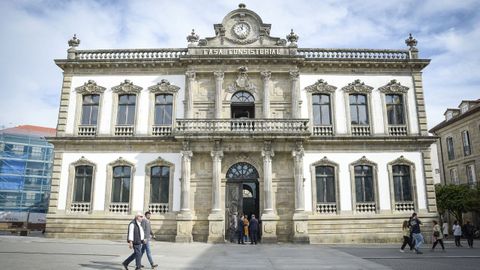 Fachada de la C asa Consistorial de Pontevedra. Tras las obras de rehabilitaci&oacute;n que concluyeron en noviembre del 2024 todav&iacute;a no se colocaron las banderas oficiales