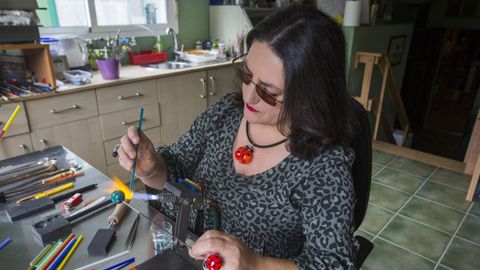 Esther Ferreiro trabajando el vidrio a fuego en su taller de Santa Comba