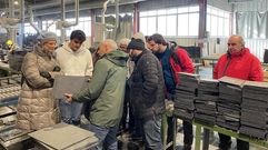Alumnos y profesores conocen el proceso de elaboraci�n de la pizarra.