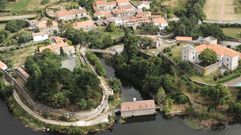 EL MOLINO. Aparece en el centro inferior de la imagen, en esta vista a�rea, cortando la desembocadura del r�o de Carn�s o de Cereixo hacia el inicio de la r�a de Camari�as, cuya marea aprovechaba.