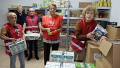 Voluntarios de C�ritas Ribeira en el banco de alimentos