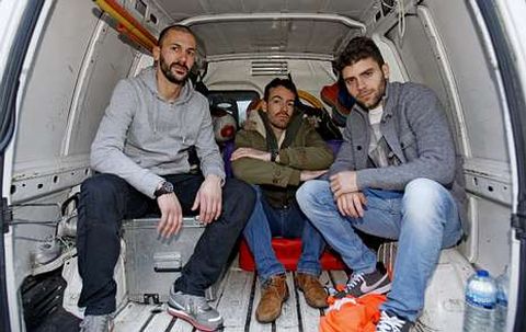 Mart�nez, Yebra y Hern�ndez posan en la furgoneta del utillero del club, a la conclusi�n de un entrenamiento.