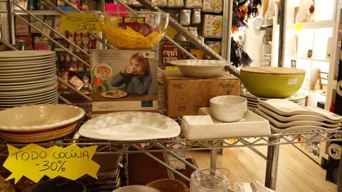 La tienda de regalos de El Chipe, en la Avenida de Galicia, está liquidando sus artículos