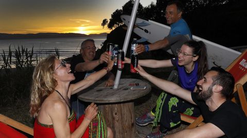 A veces las cosas m�s sencillas son �nicas. Una cerveza al final del d�a y un atardecer de postal puede ser la mejor combinaci�n en este establecimiento de A Mari�a, el Esteiro Surf Caf�, que da a la playa y est� rodeado de verde 