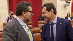 Francisco Serrano, de Vox, y Juanma Moreno se saludan en el Parlamento andaluz 