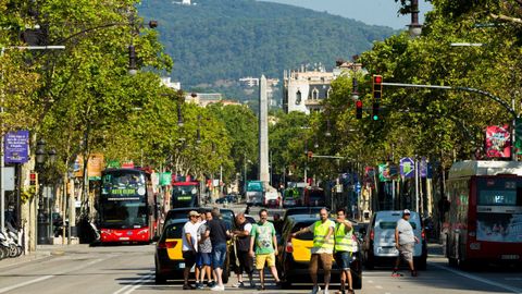 Los taxistas de Barcelona mantienen las concentraciones de protesta en el centro de la ciudad. 