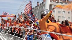 Aficionados del Leyma Basquet Coru�a celebran el ascenso del equipo a la liga ACB.