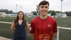 Rachu posando con la camiseta del Estradense junto a una de las integrantes de la directiva.