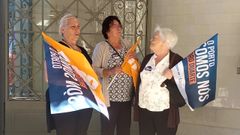 Seguidoras del democristiano CDS-PP, durante un acto de campaa en Oporto