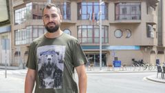 Fabin Gonzlez, ante la sede del CGTD de Pontevedra, es entrenador de balonmano y organizador de torneos de balonmano playa