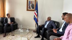 A la izquierda, el conselleiro de Mar Alfonso Villares y a su derecha, Jorge Pedro Mindelo dos Santos, ministro de Mar de Cabo Verde, durante su reunin en Mindelo 