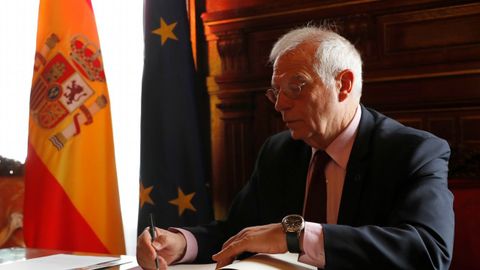Borrell firm ayer en su despacho los cuatro memorando sobre el Pen pactados con Londres