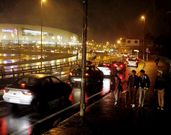 <span lang= es-es >Retenciones</span>. Las largas colas fueron habituales en el entorno del Centro Comercial de As Cancelas durante toda la tarde.