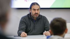 Sergio Moreno Solana es veterinario en Ourense, donde practica la acupuntura a animales de compa��a.